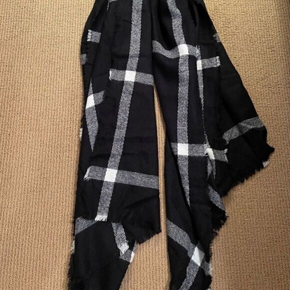 NWOT! Old Navy Plaid Blanket Scarf! - Picture 2 of 5